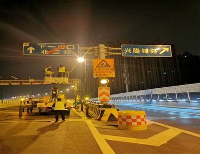 兴安郑州市北三环彩虹桥交通标志牌安装现场